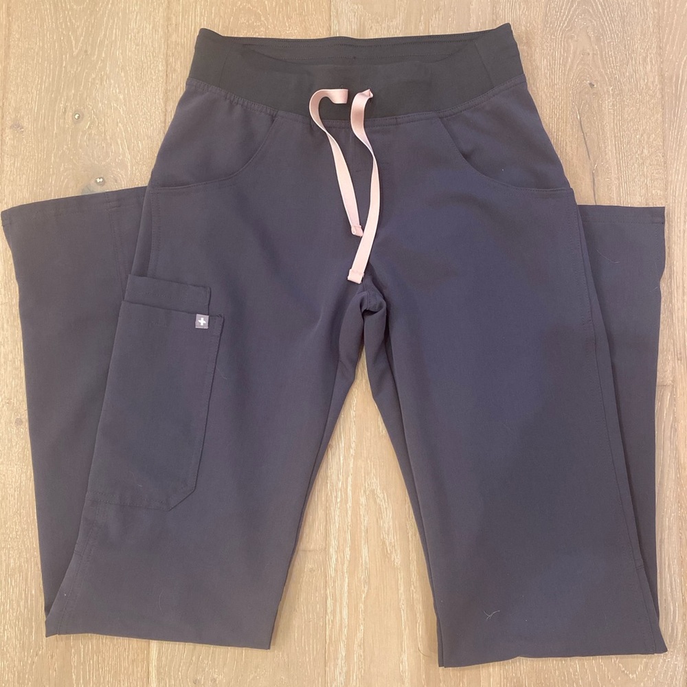 COPY - FIGS Kade Cargo scrub pants